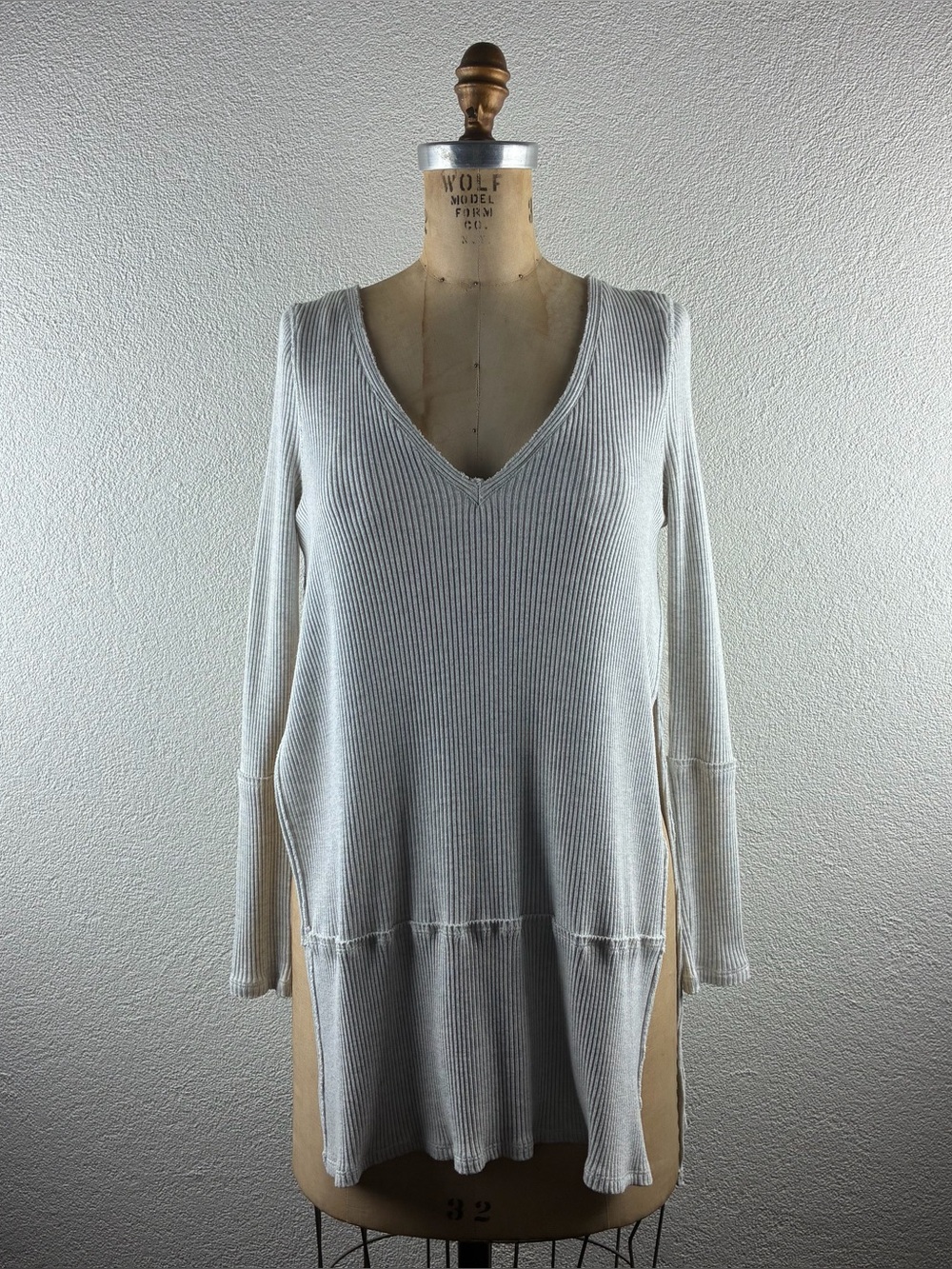 We the Free l XS Gray Ribbed Knit V-neck Split Open Sides Long-Sleeve Casual Top